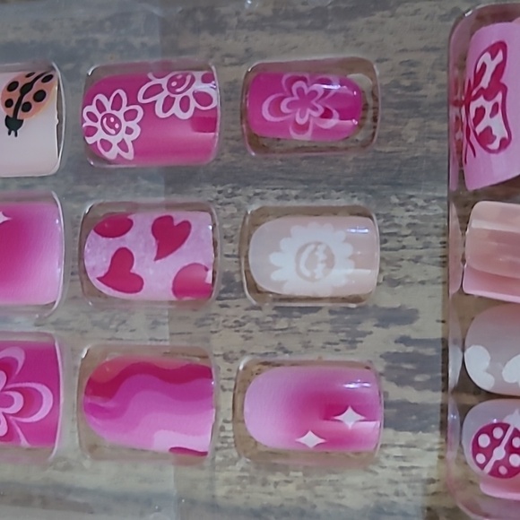 2/$16 Pink Floral Hearts Press On Nails - Picture 13 of 15